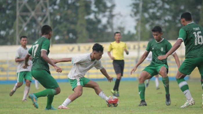 Pemain Ar Rasyid FC (tengah) dikepung pemain PSMS Medan dalam laga uji coba di Stadion Baharoeddin, Deliserdang, Sabtu (8/10/2022).Â
