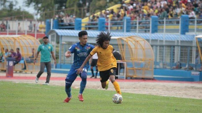 Pemain Bek kiri PSDS, Chandra Nasution berusaha menguasai bola di pinggir lapangan meskipun dibayang-bayangi oleh pemain PSPS dalam laga di Stadion Baharoeddin Siregar Minggu, (18/9/2022).