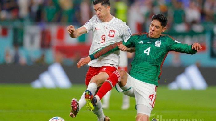 Penyerang Polandia Robert Lewandowski (Kiri) berebut bola dengan gelandang Meksiko Edson Alvarez selama pertandingan sepak bola Grup C Piala Dunia Qatar 2022 antara Meksiko dan Polandia di Stadion 974 di Doha. Selasa (22/11/2022). Prediksi Skor Polandia vs Arab Saudi, Head to Head dan Susunan Pemain di Piala Dunia 2022