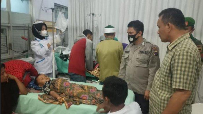 Personel Polisi saat melihat korban keracunan diduga akibat makan sate ayam di Madina, Sabtu (29/10/2022).