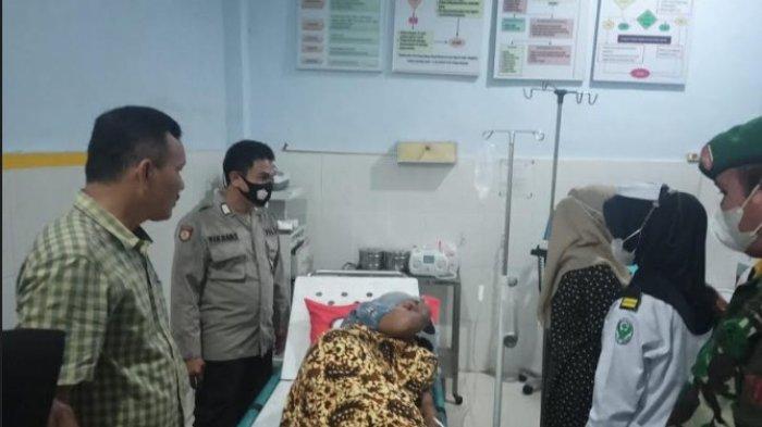 Personel Polisi saat melihat korban keracunan diduga akibat makan sate ayam di Madina, Sabtu (29/10/2022).