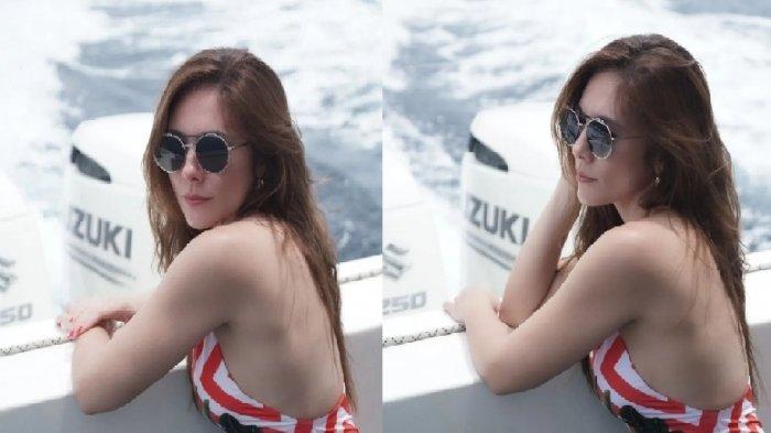 Potret Wulan Guritno saat mengenakan baju renang di atas perahu