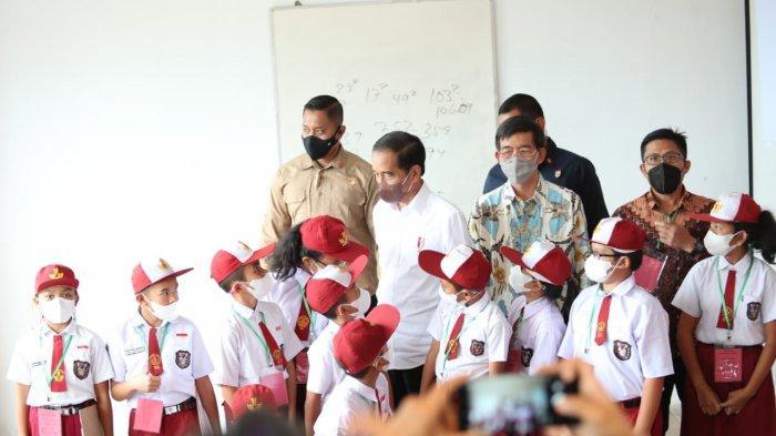 Presiden Jokowi dan Murid SD dari Pakpak Bharat