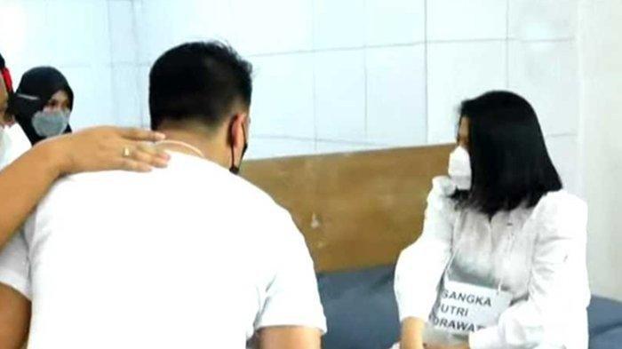 Putri Candrawathi saat beradegan di rekonstruksi pembunuhan Brigadir J, Selasa (30/8/2022). Mengejutkan! Komnas HAM Sebut Brigadir J Gendong Putri di Magelang, Keluarga Almarhum Minta Bukti