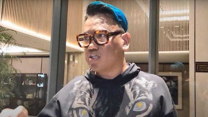 UYA KUYA VS RAZMAN ARIF - Rombongan pengacara Razman Arif Nasution mendadak datangi rumah Uya Kuya malam-malam. Astrid, istri Uya Kuya sempat mengadang masuk.