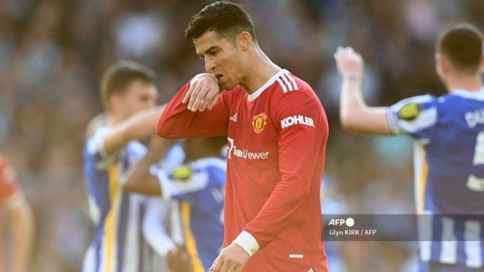 Striker Manchester United Portugal Cristiano Ronaldo bereaksi di lapangan setelah pertandingan sepak bola Liga Premier Inggris antara Brighton and Hove Albion dan Manchester United di American Express Community Stadium di Brighton, Inggris selatan pada 7 Mei 2022. Brighton memenangkan pertandingan 4-0.