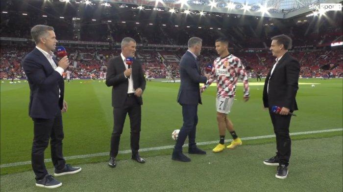CR7 terlihat mengacuhkan Carragher saat menghampiri dua seniornya di Man United, Gary Neville dan Roy Keane, yang berada di pinggir lapangan.