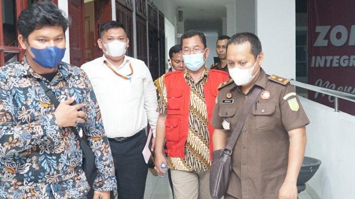 Sekertaris Daerah (Sekda) Samosir, Jabiat Sagala saat ditahan Kejaksaan Tinggi Sumut usai ditetapkan sebagai tersangka dugaan korupsi dana Covid-19 beberapa waktu lalu.