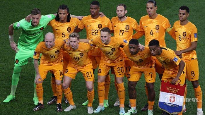 (Dari atas, Kiri) Penjaga gawang Belanda Andries Noppert, bek Belanda Nathan Ake, bek Belanda Denzel Dumfries, bek Belanda Daley Blind, bek Belanda Virgil van Dijk dan penyerang Belanda Cody Gakpo, (dari kiri bawah) gelandang Belanda Davy Klaassen, gelandang Belanda Frenkie De Jong, gelandang Belanda Teun Koopmeiners, penyerang Belanda Steven Bergwijn dan bek Belanda Jurrien Timber berpose menjelang pertandingan sepak bola Grup A Piala Dunia 2022 Qatar antara Belanda dan Ekuador di Stadion Internasional Khalifa di Doha pada 25 November 2022. (ADRIAN DENNIS / AFP)