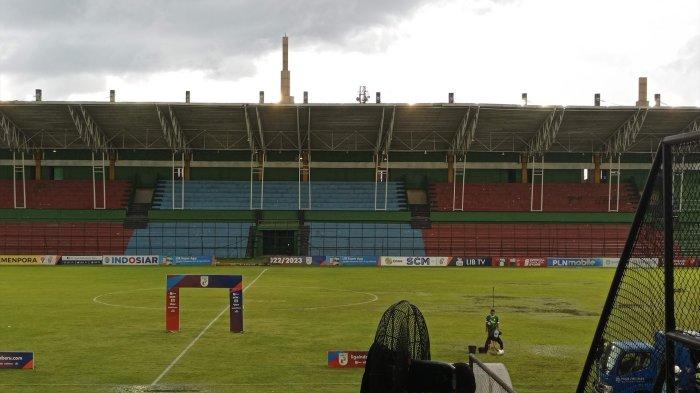 Suasana lapangan Stadion Teladan, Medan yang tergenang oleh air akibat hujan deras. Sejatinya laga antara Karo United melawan Sriwijaya dalam pekan keenam Liga 2 musim 2022/2023, bakal berlangsung Selasa (27/9/2022) pukul 16.00 WIB. Namun, laga ditunda.