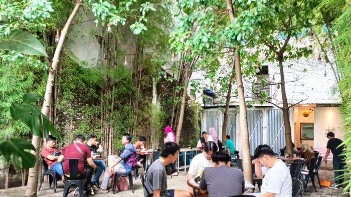 Suasana di Dominico Coffee Jalan Mayang Nomor 4, Sekip, Kecamatan Medan Petisah, Kota Medan, Sumatera Utara.