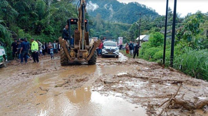 Suasana tanah longsor yang terjadi di Jangga Dolok, Kecamatan Lumban Julu, Kabupaten Toba, Minggu (28/8/2022).