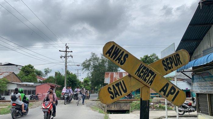 Lokasi kejadian kecelakaan kereta api yang renggut nyawa pengendara motor di perlintasan Jalan Pantai Timur, Kecamatan Medan Helvetia, Selasa (24/1/2023).