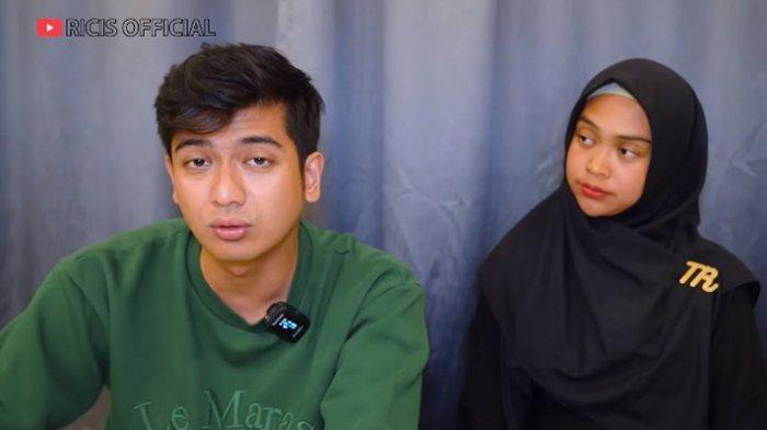 Teuku Ryan didampingi Ria Ricis meminta maaf telah beradegan pelukan di sebuah garapan sinetron. Teuku Ryan pun dicibir netizen karena sempat menyebutkan tak akan bersentuhan dengan wanita yang buka istrinya atau saudara kandungnya.