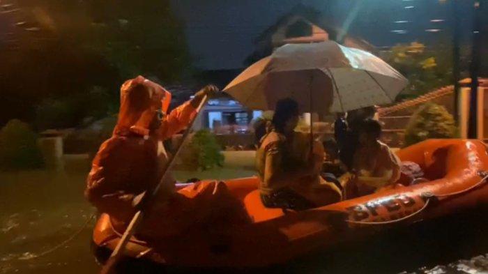 Tim BPBD Medan lakukan evakuasi tujuh orang akibat rumahnya terendam banjir di Jalan Perjuangan Kota Medan.