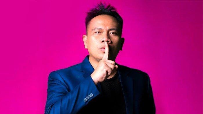 Vicky Prasetyo bongkar alasan jadi playboy. PEMICU Vicky Prasetyo Playboy, Sakit Hati Ditolak dan Diludahi Cewek, Dendam Bersumpah: Gue Mainin. Tak Peduli Dengan Masa Lalu Vicky Prasetyo, Gadis Cantik Asal Rusia Ini Siap Terima Lamaran Dari Sang Gladiator