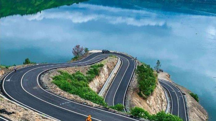 Pemandangan jalur berliku dk Bukit Sibea-bea yang merupakan kawasan wisata religi Patung Yesus Kristus, Kabupaten Samosir, Sumatera Utara.