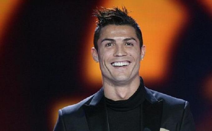 Penyerang Real Madrid Cristiano Ronaldo saat menerima penghargaan sebagai pemain favorit dalam LFP Award 2012/2013