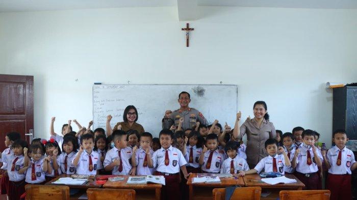 Kapolres Samosir AKBP Josua Tampubolon SH MH memberi motivasi kepada peserta didik di Yayasan ST Michael, pada perogram unggulan Polres Samosir
