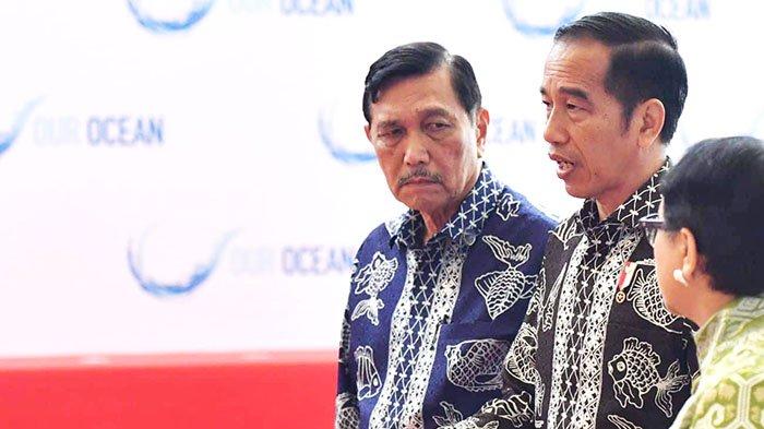 Presiden Joko Widodo bersama Luhut Binsar Panjaitan (kiri) saat hadir di acara OOC tahun 2018