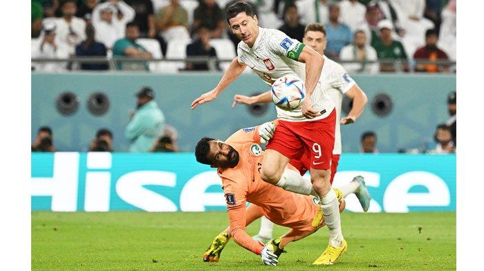 ANCAM - Pemain Tim Nasional Polandia Robert Lewandowski (kanan) melepaskan tendangan yang mengancam gawang Tim Nasional Arab Saudi yang dikawal Mohammed Al-Owais (kiri) pada satu momentum laga kedua tim di Education City Stadium, Al-Rayyan, Doha, Qatar, 26 November 2022. Polandia akan memainkan laga hidup mati versus Argentina, Kamis (1/12/2022) dini hari WIB.