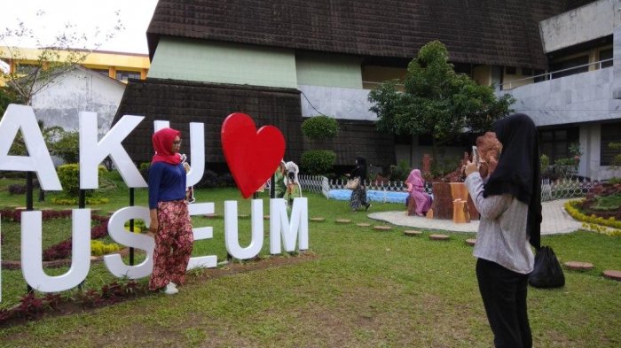 Pengunjung sedang mengambil foto di taman selfie Museum Negeri Sumatera Utara Jalan H.M Joni Nomor 51, Jum'at (29/12/2017). Selain taman selfie, museum juga akan dilengkapi dengan mini teater.