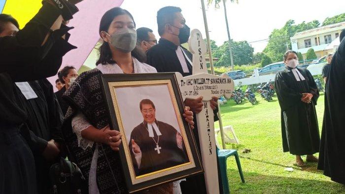 Prosesi pemakaman Pdt WTP Simarmata yang dilangsungkan di Desa Simarmata, Kecamatan Simanindo, Kabupaten Samosir, Selasa (21/6/2022)