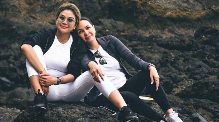 Nikita Mirzani dan Fitri Salhuteru