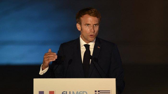 Presiden Prancis Emmanuel Macron menyampaikan pernyataan selama KTT negara-negara Mediterania MED7 ke-8 di Athena, Jumat (17/9/2021) waktu setempat.