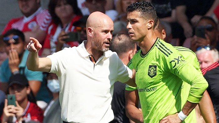 BERKHIANAT - Pelatih Manchester United Erik Ten Hag (kiri) berbicara pada Cristiano Ronaldo pada satu momentum pertandingan Liga Inggris versus Southampton di St Mary’s Stadium, beberapa waktu lalu. Dalam wawancaranya yang mengejutkan dengan wartawan Inggris Piers Morgan, Ronaldo menyebut sejumlah orang di klub mengkhianatinya, termasuk Ten Hag. Nasib Belum Jelas, Cristiano Ronaldo Dapat Tawaran Main di Klub Liga Australia