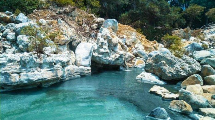SUNGAI Dua Rasa di Negri Gugung, Kecamatan Sibolangit, Kabupaten Deli Serdang, Sumatera Utara, yang memiliki suhu air yang berbeda dalam satu aliran.