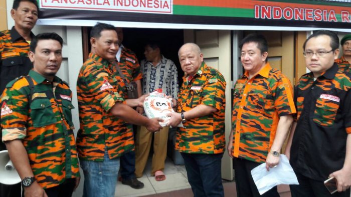 Ketua DPK MPI Kota Medan, Tjong Poh Bun bersama Sekjen DPN MPI, Dr Rudy Arif menyerahkan secara simbolis beras pada pengurus DPC untuk disalurkan ke warga tidak mampu di Medan.
