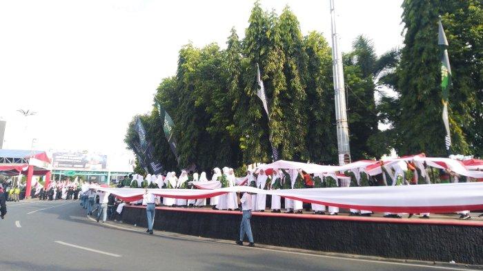 Bendera merah putih sepanjang 1.001 meter dibentangkan di lokasi Alun-alun Simpang Tujuh, Kabupaten Kudus, Minggu (11/12/2022).