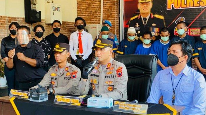 Kapolres Tegal, AKBP Arie Prasetya Syafa'at (tengah), dalam pers rilis kasus yang berlangsung di halaman Mapolres Tegal, Selasa (29/11/2022) kemarin.