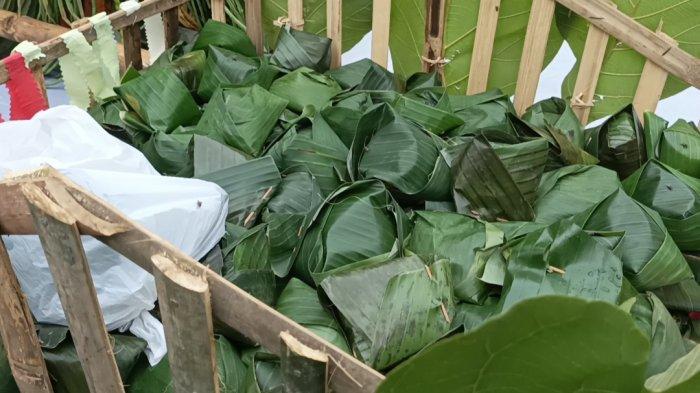 Nasi tomplingan yang dikirab dan dibagikan kepada masyarakat dalam Festival Pager Mangkok di Piji Wetan, Kudus, Jumat (25/11/2022).