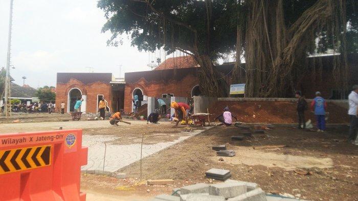 Sejumlah pekerja sedang mengerjakan penataan Taman Menara Kudus, Jumat (16/12/2022)