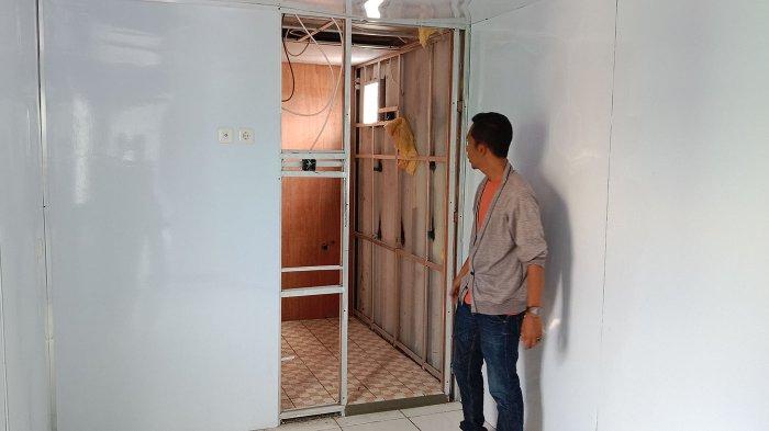 Puput Riyadi, Direktur CV Istana Container Indonesia, saat menunjukkan proses pembuatan rumah dari peti kemas bekas, Kamis (12/1/2023)