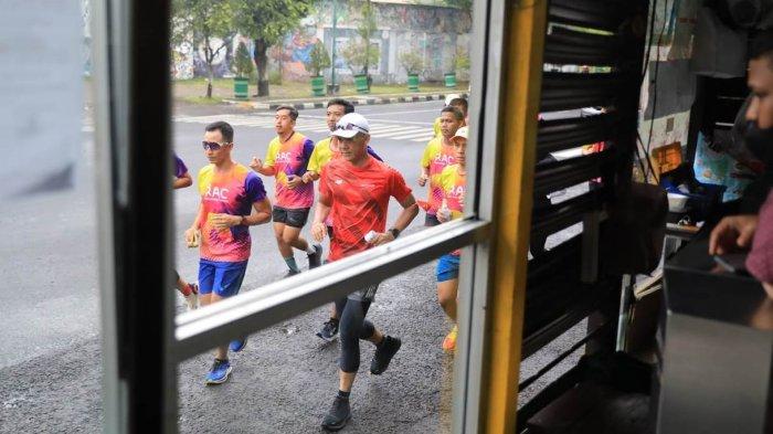 Gubernur Jawa Tengah, Ganjar Pranowo, mengikuti lari pra Run Against Cancer 2023, di Yogyakarta, Minggu (20/11/2022). Kegiatan ini untuk mengumpulkan donasi bagi para penyinyas kanker.