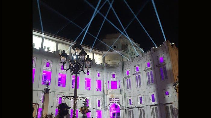 Gedung Jiwasraya, Jl Letjend Soeprapto, Kota Lama, Semarang berselimut cahaya warna-warni dalam event lighting show bertajuk Street Festival yang digelar Injourney, Sabtu (22/1/2023) malam.