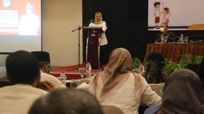 Wakil Bupati Blora Tri Yuli Setyowati saat memberikan arahan pada Rapat Evaluasi dan Rencana Tindak Lanjut (RTL) Audit kasus stunting tingkat Kabupaten Blora, di ruang Tiung Biru Kyriad Arra Hotel, Cepu, Rabu (16/11/2022).