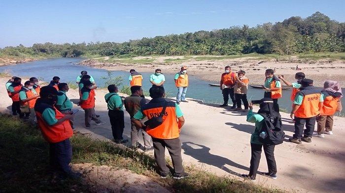 Para peserta Pendampingan Pengelolaan Infrastruktur Darurat untuk wilayah se-Sumetera yang dilaksanakan Direktorat Dukungan Infrastruktur Darurat Kedeputian Penanganan Darurat BNPB melakukan kunjungan ke Kabupaten Padang Pariaman, Provinsi Sumbar. Foto diambil baru-baru ini.