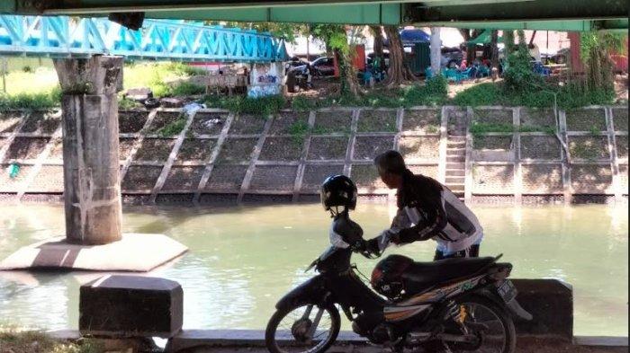 Seorang warga Belimbing, Erik (52) usai diwawancarai TribunPadang.com dan hendak pulang ke rumahnya. Ia menyaksikan langsung aktivitas kemunculan buaya di Banda Bakali Rasuna Said dekat GOR Haji Agus Salim pada Selasa (30/8/2022) sore.