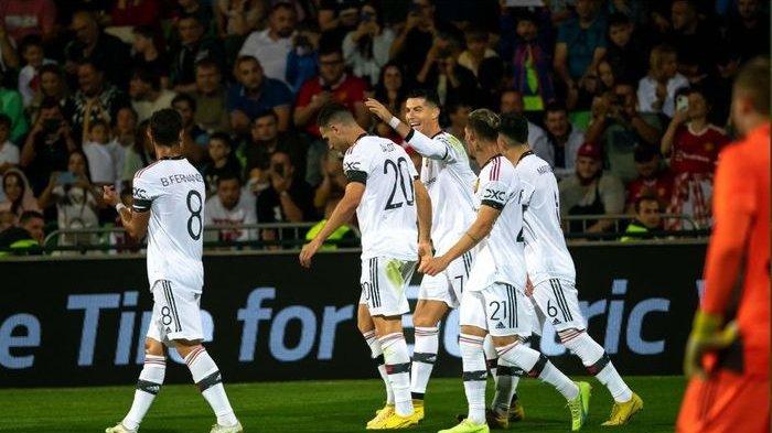 Sebanyak 12 pemain Manchetser United dilaporkan mengalami keracunan usai melakukan perjalanan pulang dari Moldova ke Manchester.