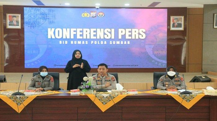 Kabid Humas Polda Sumbar Kombes Pol Dwi Sulistyawan, SH, SIk, MSi saat menggelar konferensi pers, Senin (15/8/2022) menyusul adanya keresahan dari masyarakat Sumbar terhadap perkembangan kegiatan perjudian. Sekaitan itu, Kapolda Sumbar menindaklanjuti kepada seluruh personel Polda Sumbar jajaran terhadap segala bentuk perjudian.