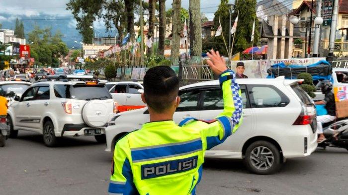 Situasi dan kondisi kemacetan di Simpang DPR Kota Bukittinggi pada sore menjelang malam, Jumat (6/5/2022).