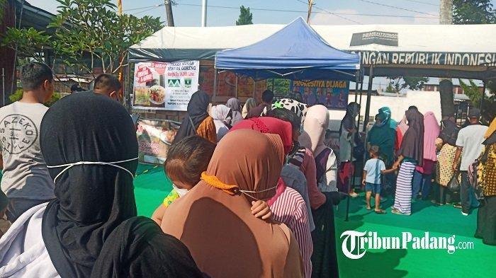 SUASANA pasar murah, yang menawarkan minyak goreng dengan harga jual ekonomis, di depan halaman Kantor Camat, Kuranji, Kota Padang, Sumbar, Senin (17/1/2022).