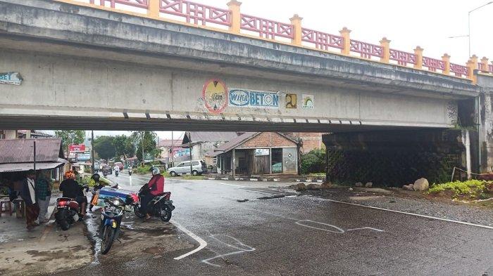 Suasana di Jalan Soekarno Hatta Simpang Lapan, Kelurahan Bukit Surunga, Kecamatan Padang Panjang Barat, Kota Padang Panjang, Provinsi Sumbar, pasca insiden kecelakaan lalu-lintas (Lakalantas) bus umum berpenumpang menabrak bagian atas fly over, Minggu (30/1/2022) pagi.