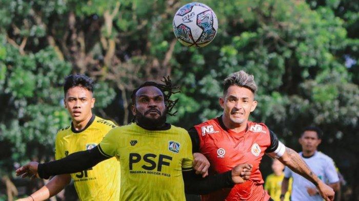 Silvio Escobar (jersey merah) saat berebut bola dengan pemain Persiba Balikpapan, Senin (4/7/2022).