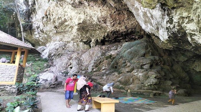 Wisatawan mengunjungi Ngalau Basurek, sebuah destinasi wisata di Nagari Silokek, Kecamatan Sijunjung, Kabupaten Sijunjung, Sumbar, Selasa (10/5/2022)