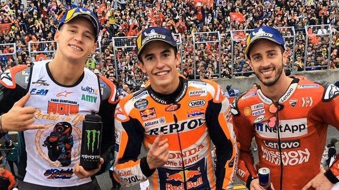 Juara MotoGP Jepang 2019, Marc Marquez (tengah), berpose dengan Fabio Quartararo (kiri) dan Andrea Dovizioso di atas podium kemenangan Twin Ring Motegi, Jepang, Minggu (20/10/2019).